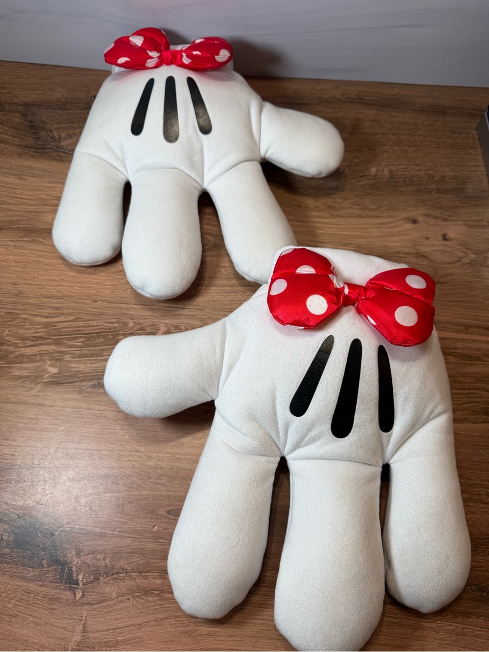Disney Parks Minnie Mouse Character Mitts Gloves DisneyRed Polka Dot Bow Costume